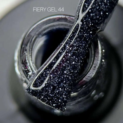 Smalto gel Saga Fiery №44 Nero con sottotono blu 9ml
